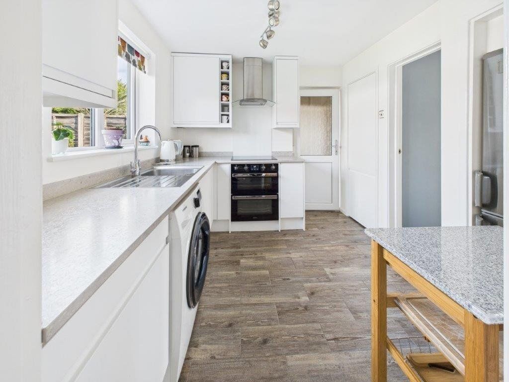 Property photo 3 of 10 Kitchen