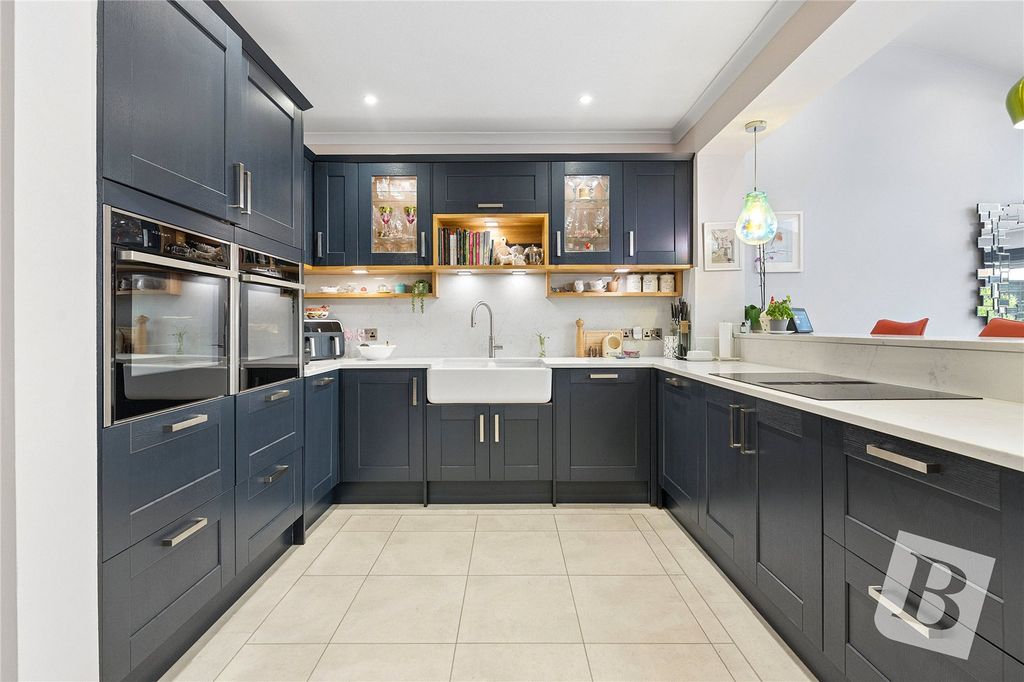 Property photo 3 of 17 Kitchen