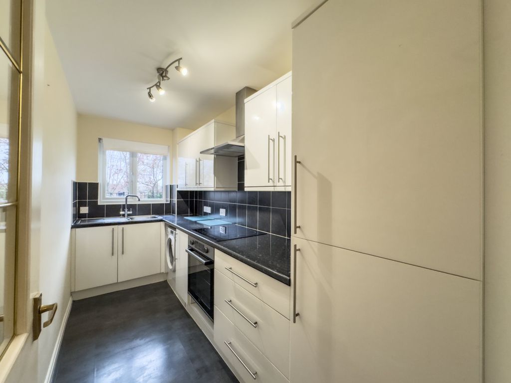 Property photo 3 of 10 Kitchen
