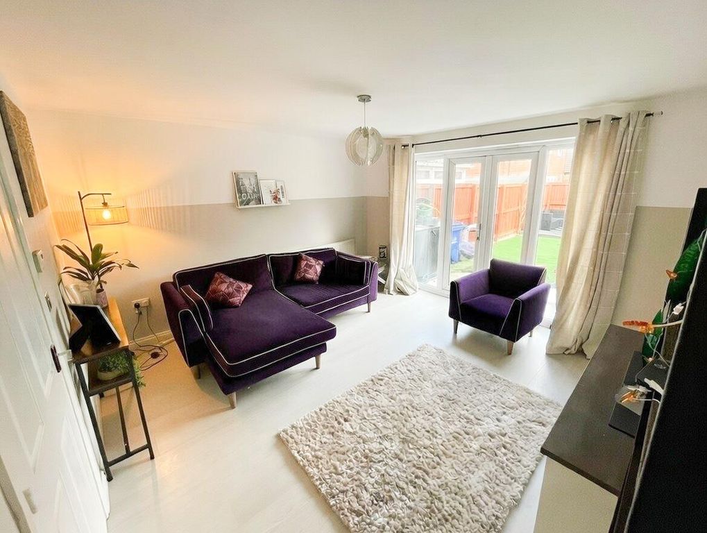 Property photo 3 of 19 Lounge