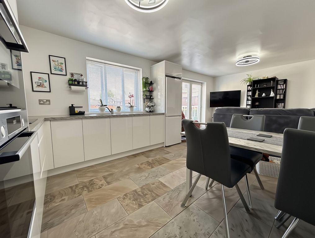 Property photo 1 of 9 Kitchen Lounge