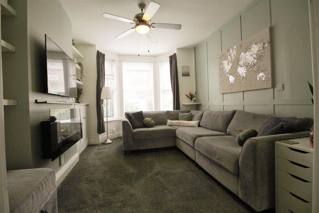 Property photo 2 of 13 Lounge.Jpg