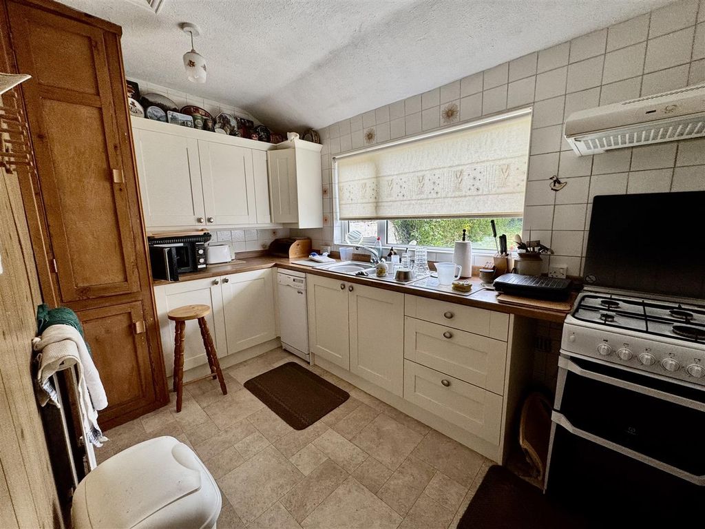 Property photo 3 of 13 Kitchen