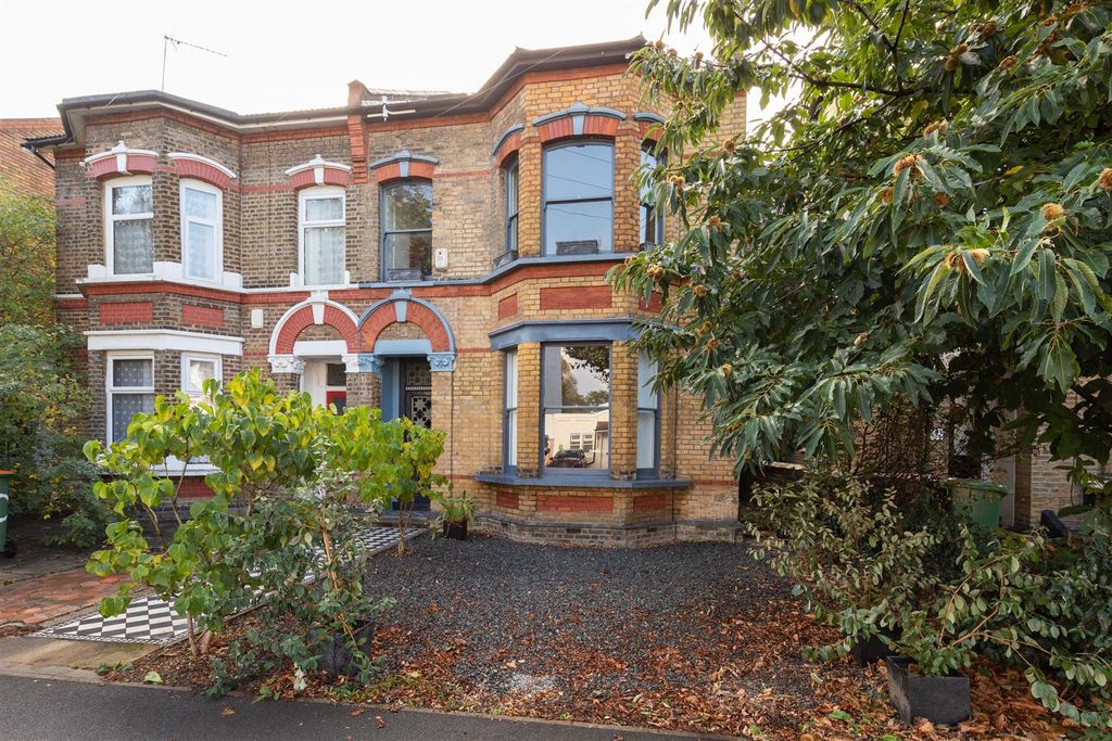 Property photo 1 of 60 Earlham Grove, E7
