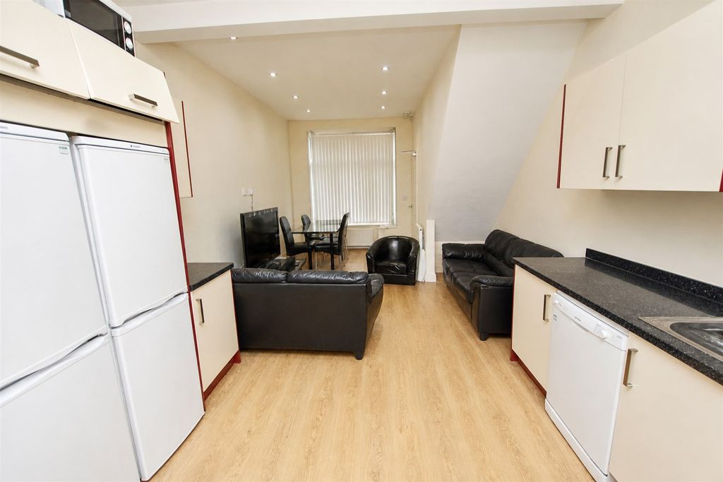 Property photo 1 of 12 Approach