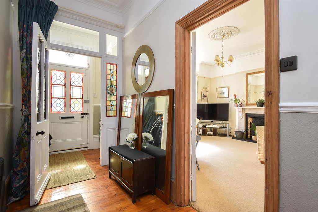 Property photo 3 of 27 Entrance Hall