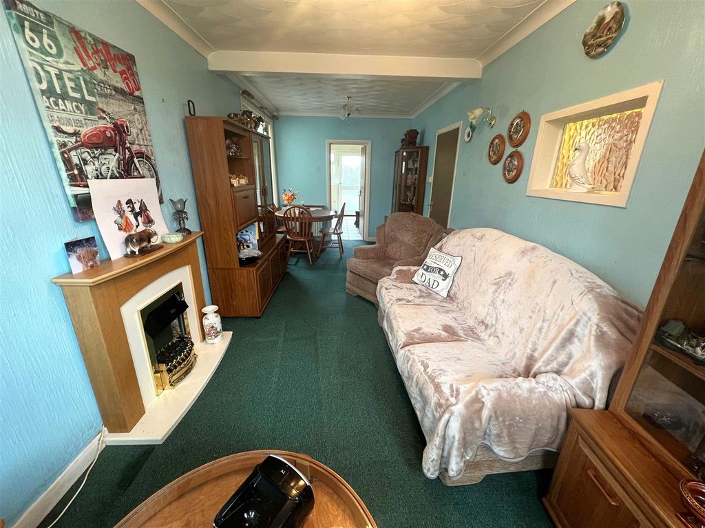 Property photo 2 of 9 Lounge.Jpg