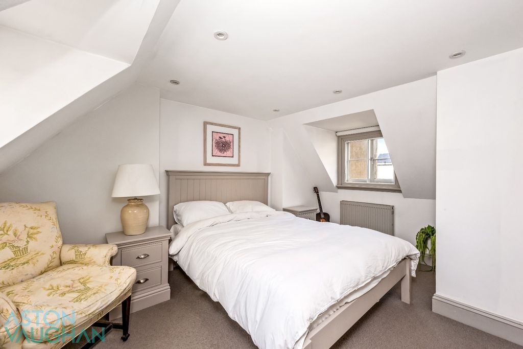 Property photo 3 of 13 5699012