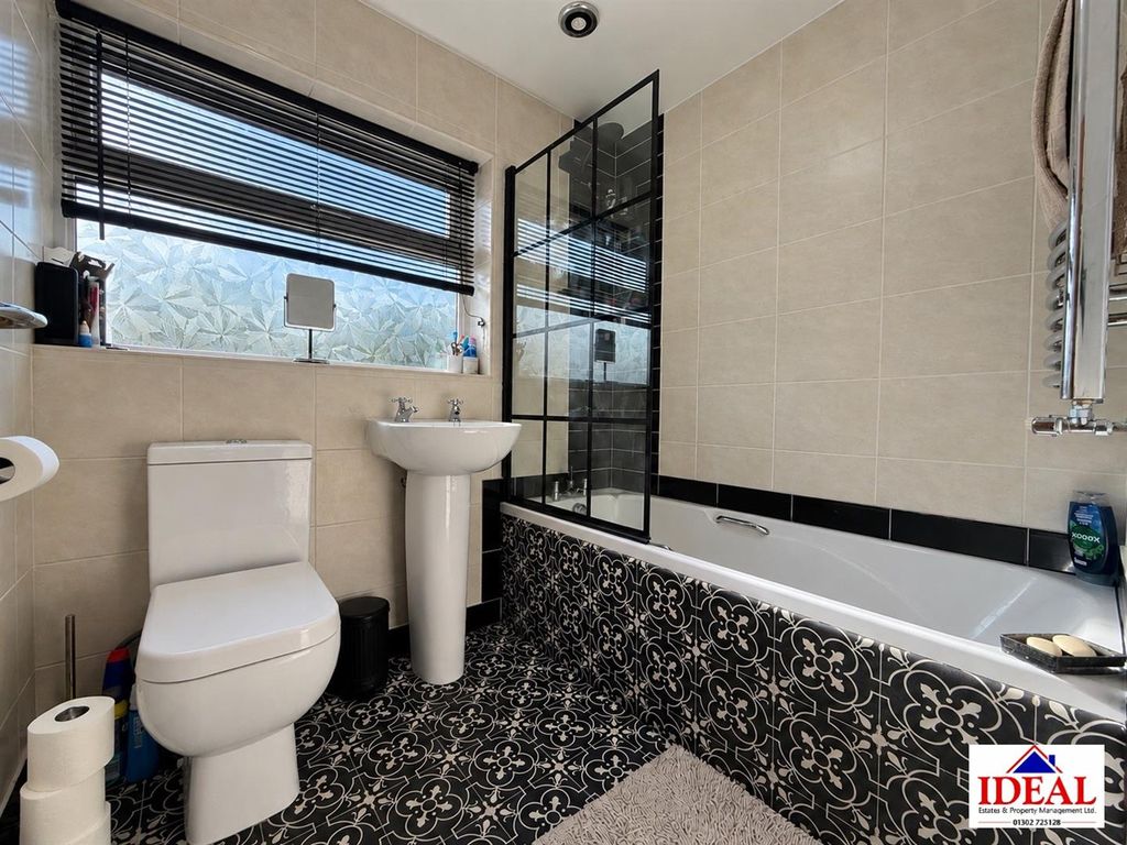 Property photo 3 of 17 Bathroom.Jpg