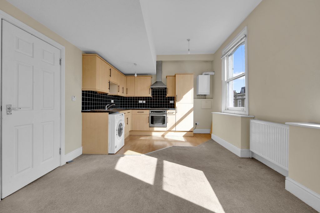 Property photo 3 of 14 _W6B2354