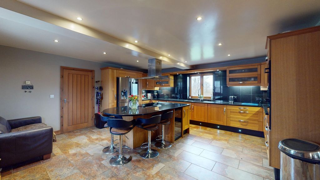 Property photo 3 of 50 3890396