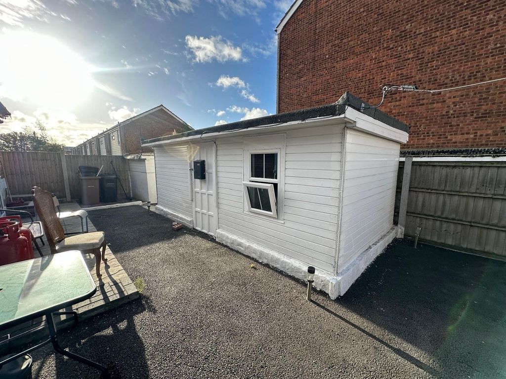 Property photo 1 of 8 Godman Road, Grays, Essex, Rm16