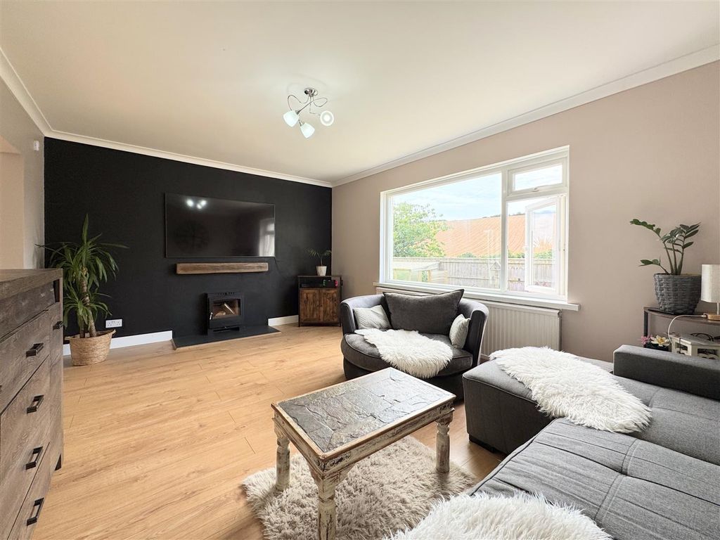 Property photo 2 of 35 Lounge