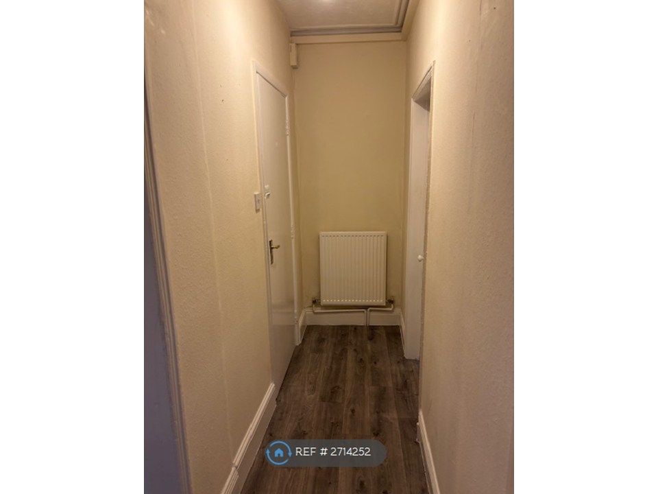 Property photo 3 of 14 Hallway