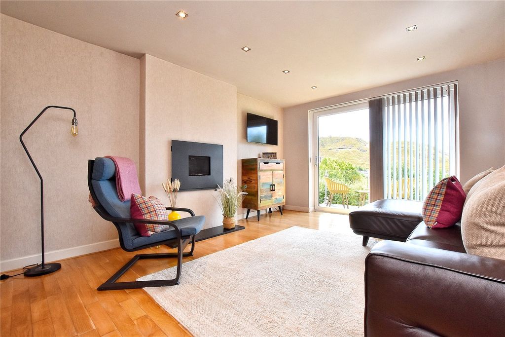 Property photo 1 of 23 Lounge