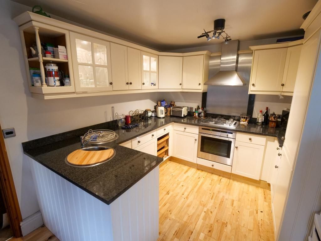 Property photo 3 of 18 Kitchen