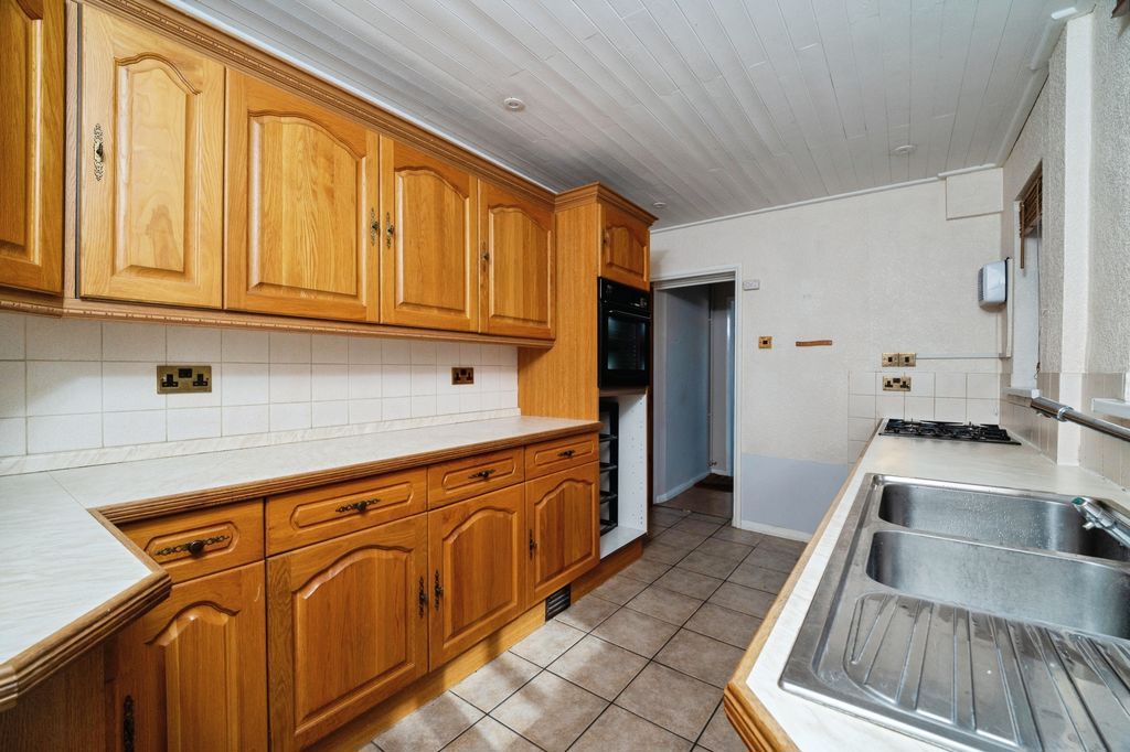 Property photo 2 of 18 Kitchen