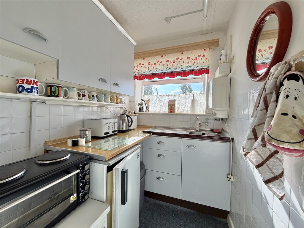 Property photo 2 of 9 Kitchen