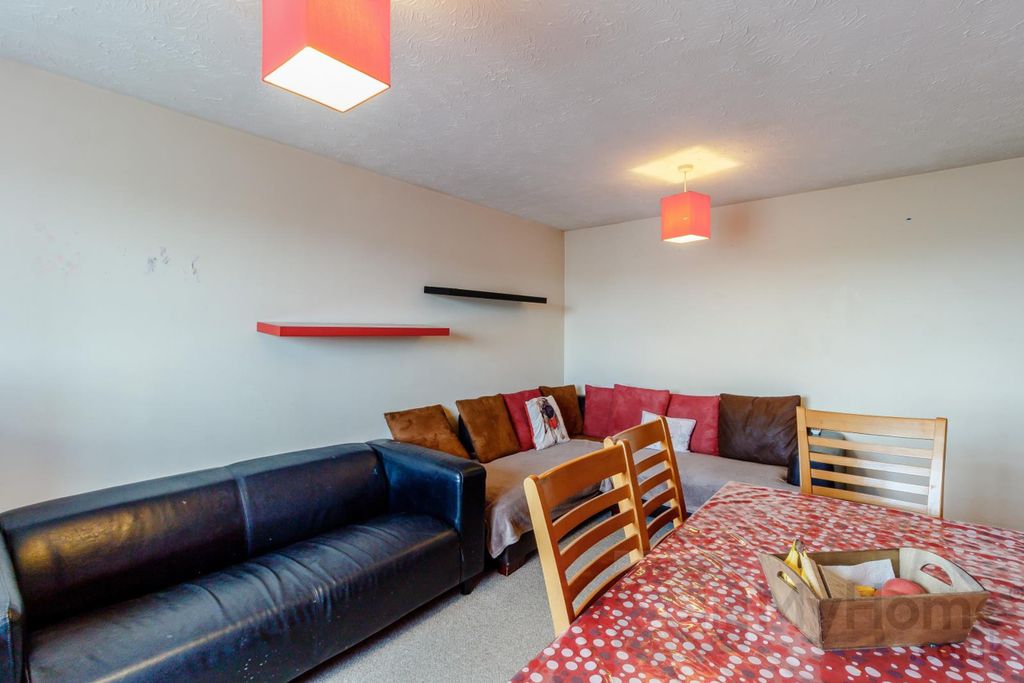 Property photo 2 of 12 8385708-Interior02-800.Jpg