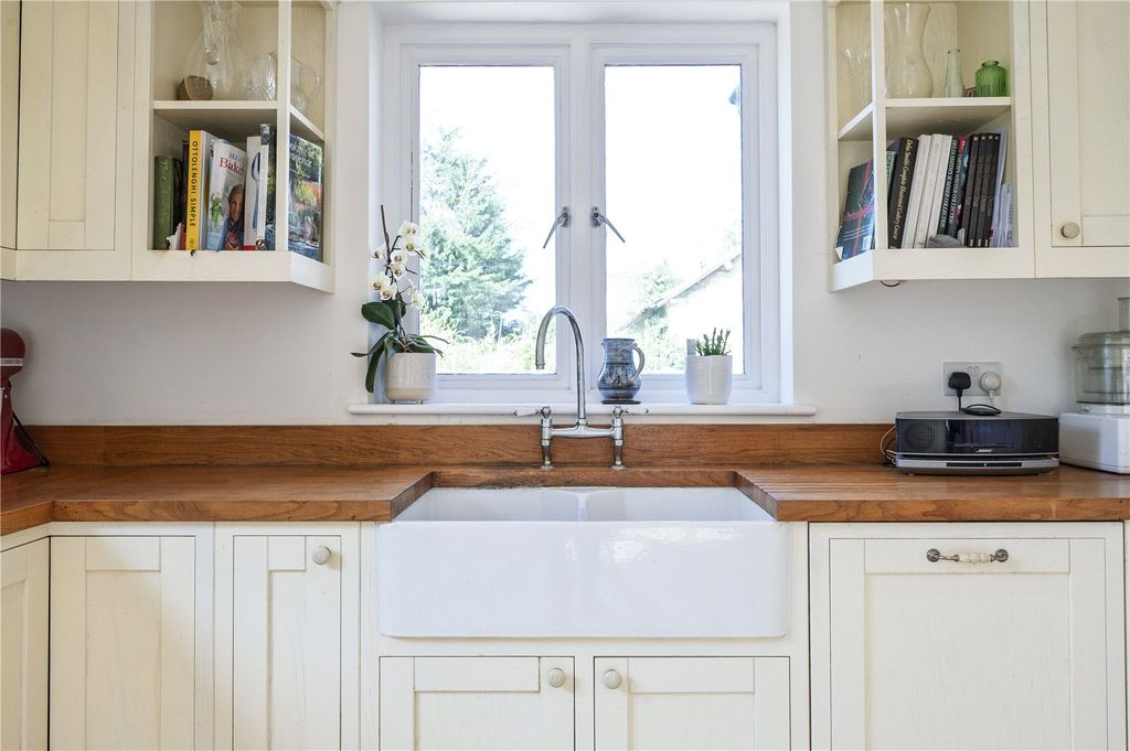 Property photo 2 of 17 Kitchen