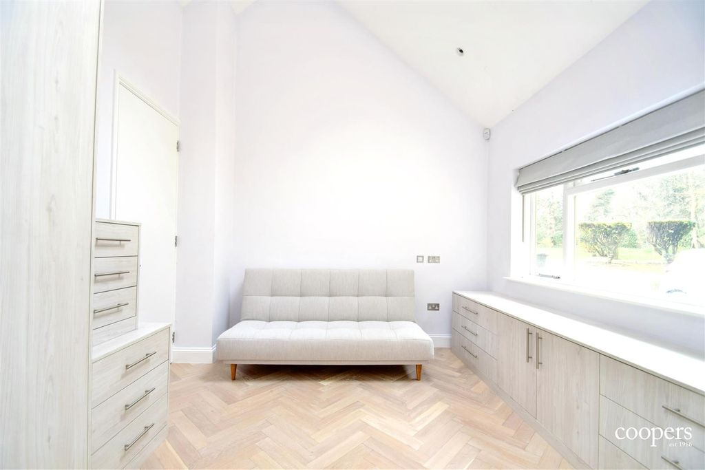 Property photo 2 of 8 Bedroom