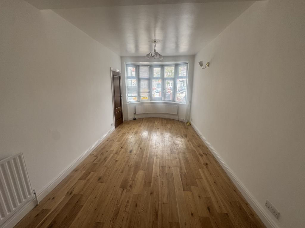 Property photo 1 of 9 4 Bed Semi-Detached House To Rent Ascot Gardens, Southall Ub1