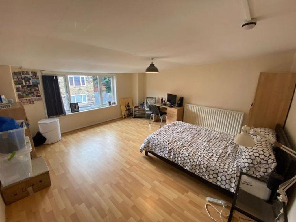 Property photo 2 of 11 A Bright And Spacious Living Room With A Large Win...