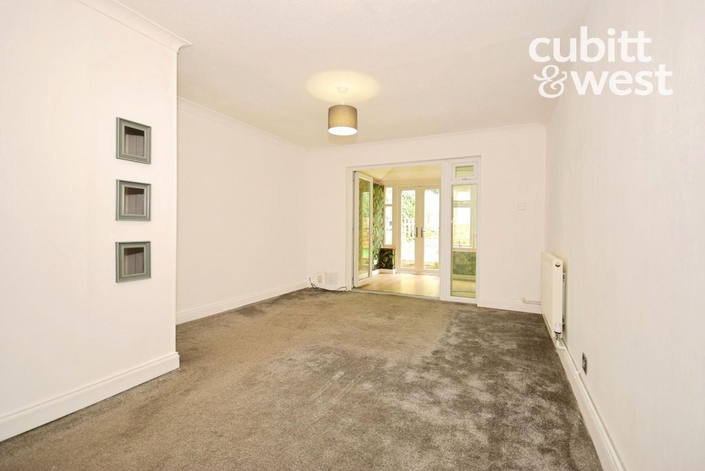 Property photo 3 of 11 Living Room