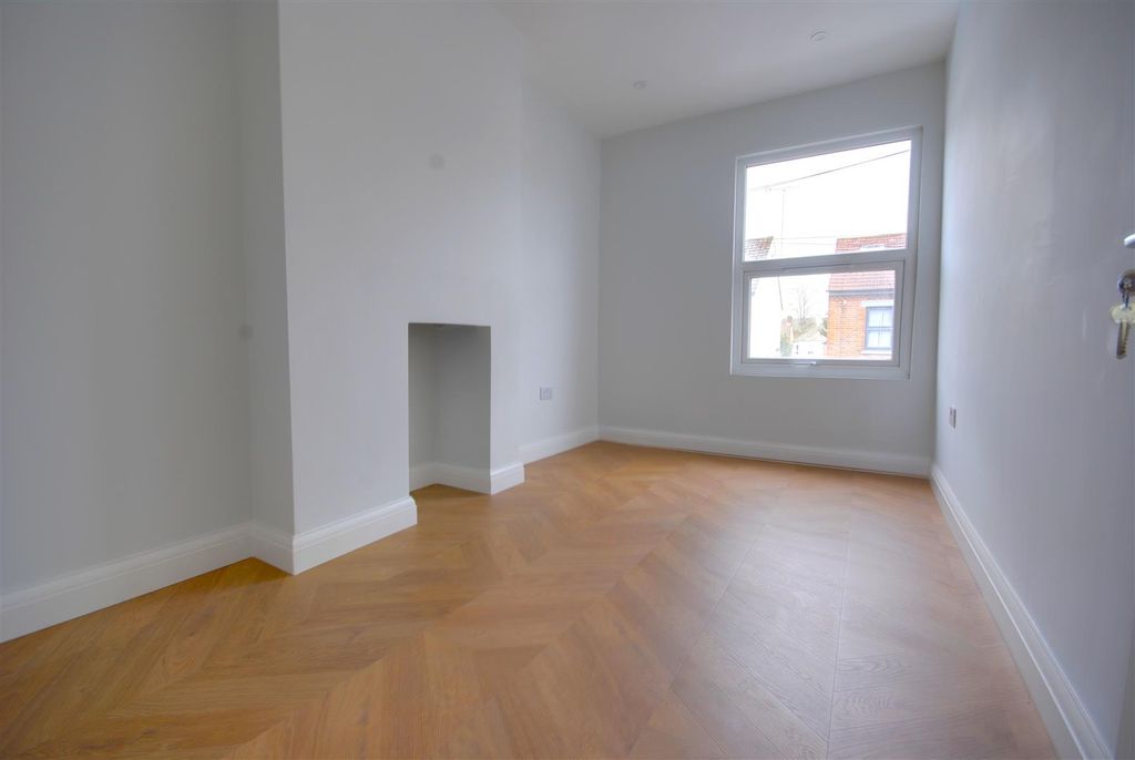 Property photo 2 of 8 Bed1 H.Jpg