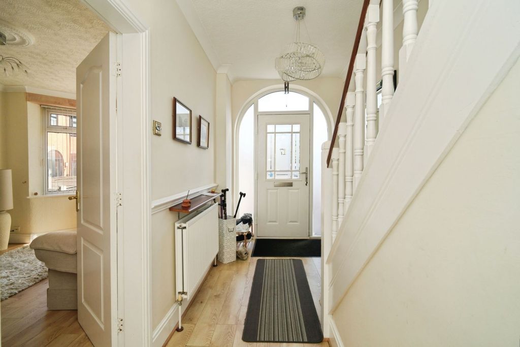 Property photo 2 of 16 Entrance Hall