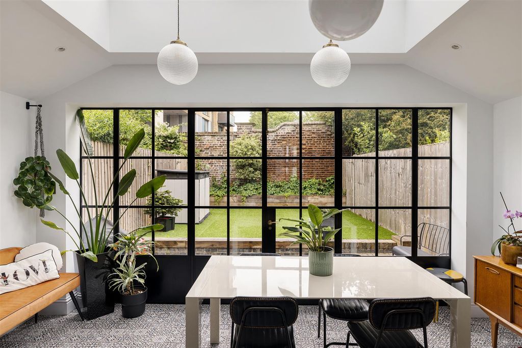 Property photo 2 of 61 Priory Avenue  E17