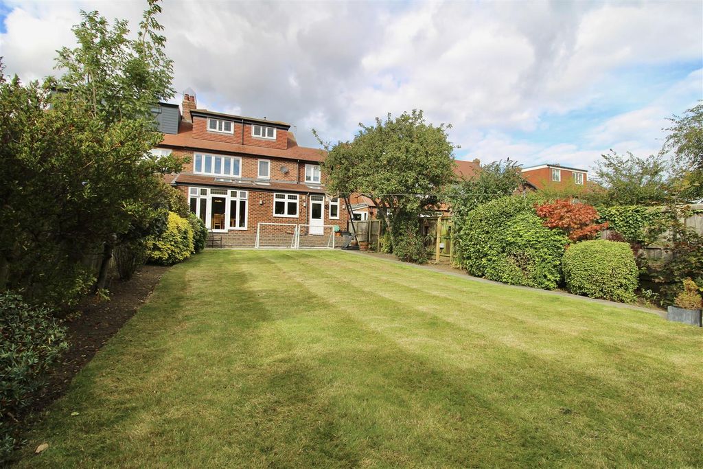 Property photo 2 of 29 Rear Gardens