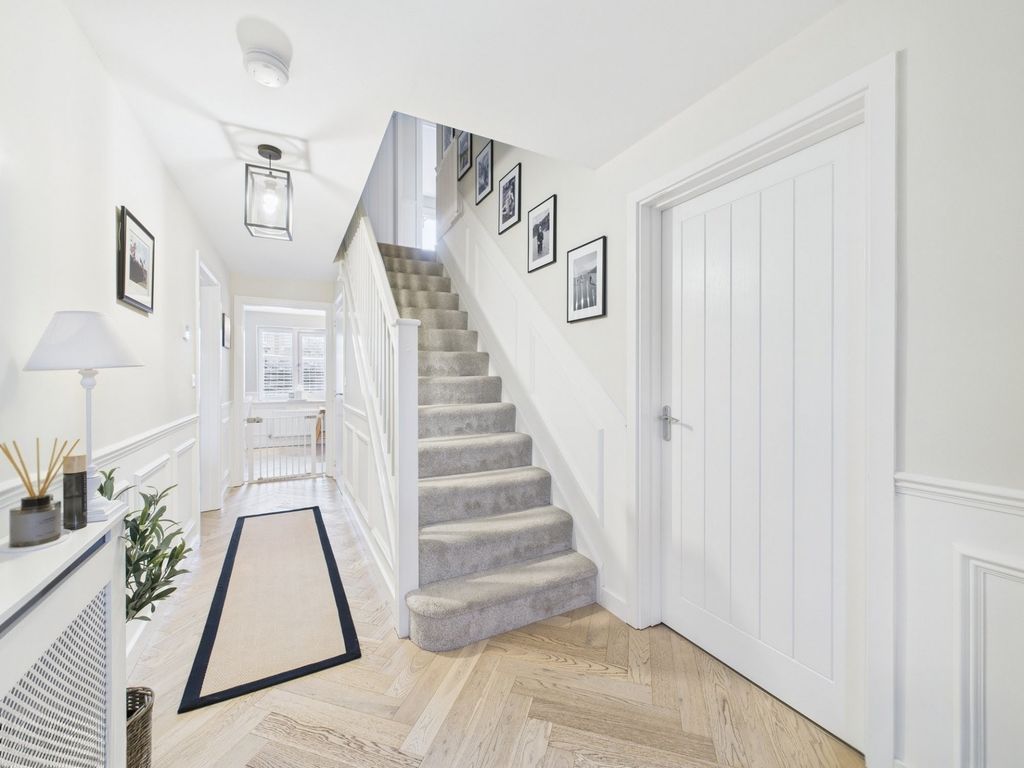 Property photo 3 of 27 Entrance Hall