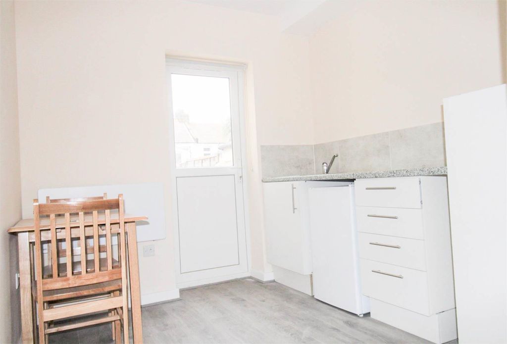 Property photo 3 of 5 Kitchenette