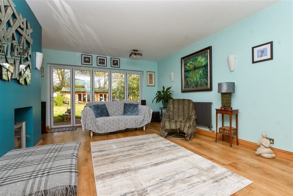 Property photo 2 of 18 Lounge