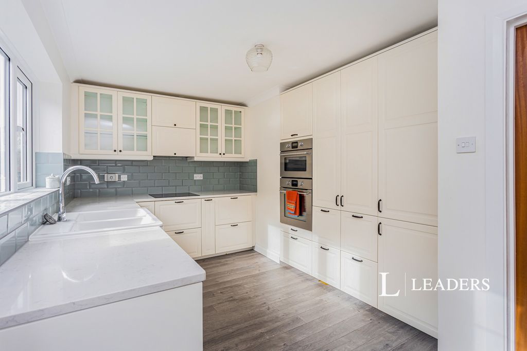 Property photo 3 of 18 Kitchen