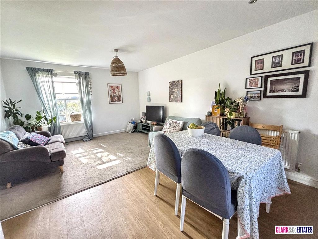 Property photo 2 of 10 Lounge