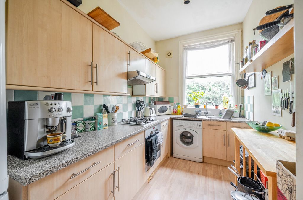 Property photo 3 of 11 Kitchen