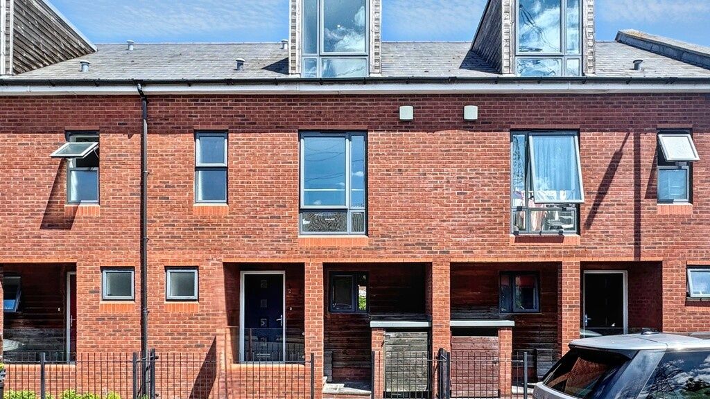Property photo 3 of 14 Modern Red-Brick Terraced House Faã§Ade With Neat F...