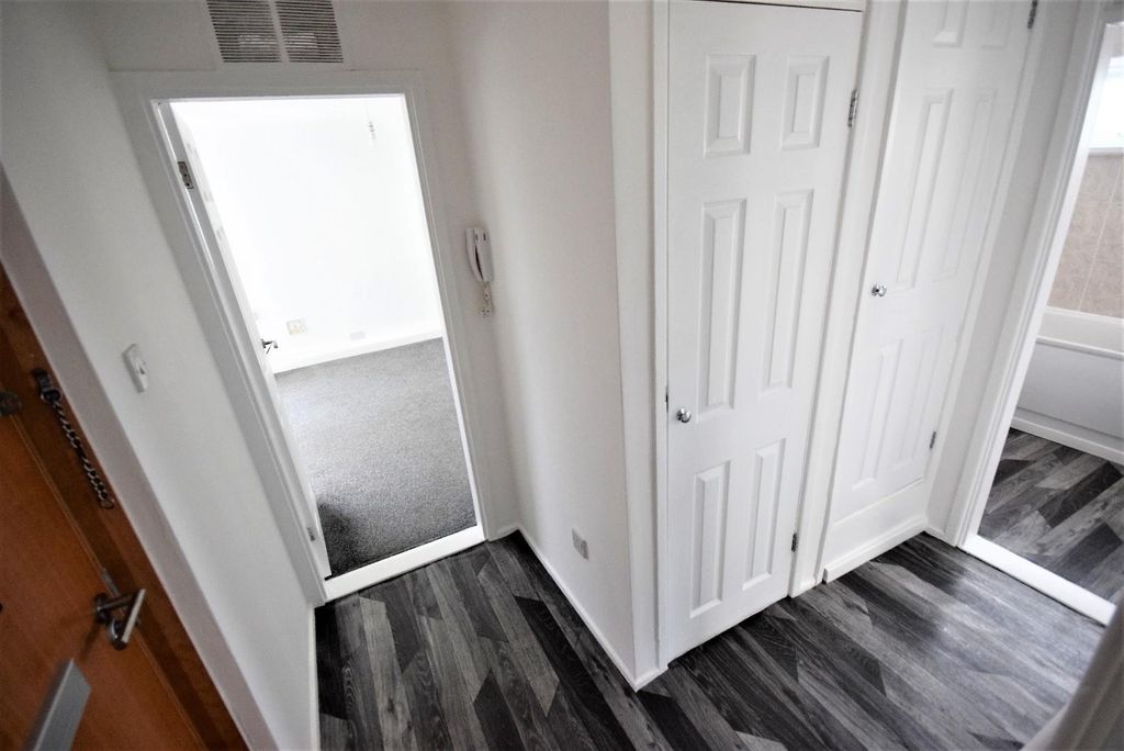 Property photo 3 of 10 Entrance Hall