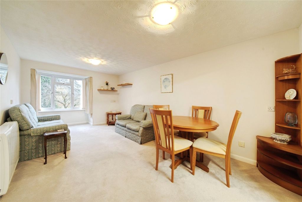 Property photo 2 of 18 Lounge