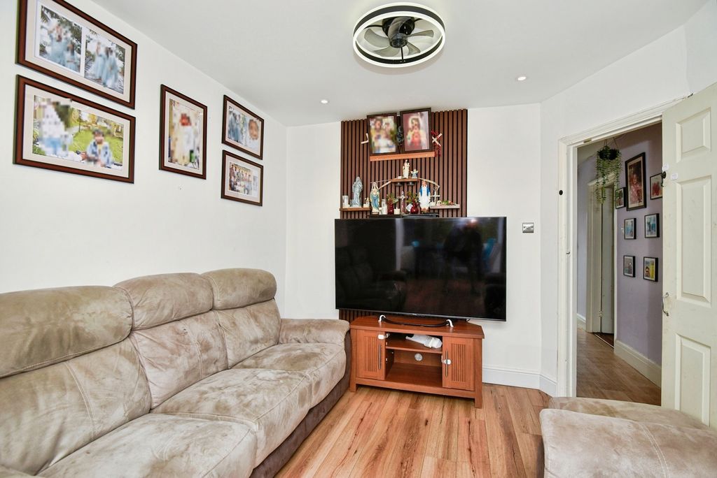 Property photo 3 of 17 Photo