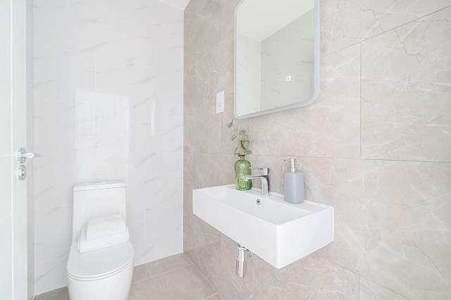 Property photo 2 of 23 Bathroom