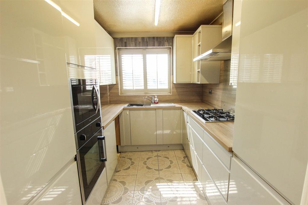 Property photo 2 of 11 Kitchen