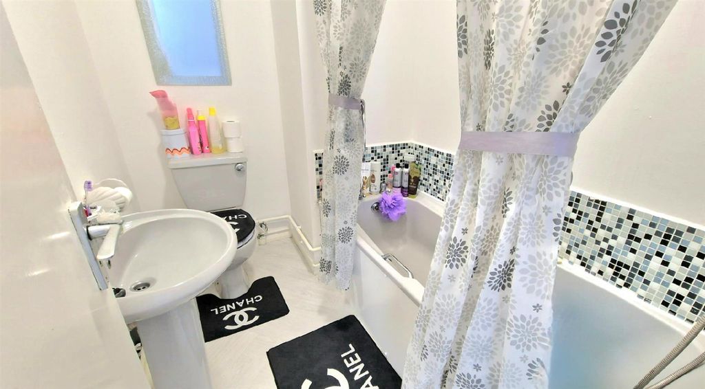 Property photo 2 of 7 Bathroom