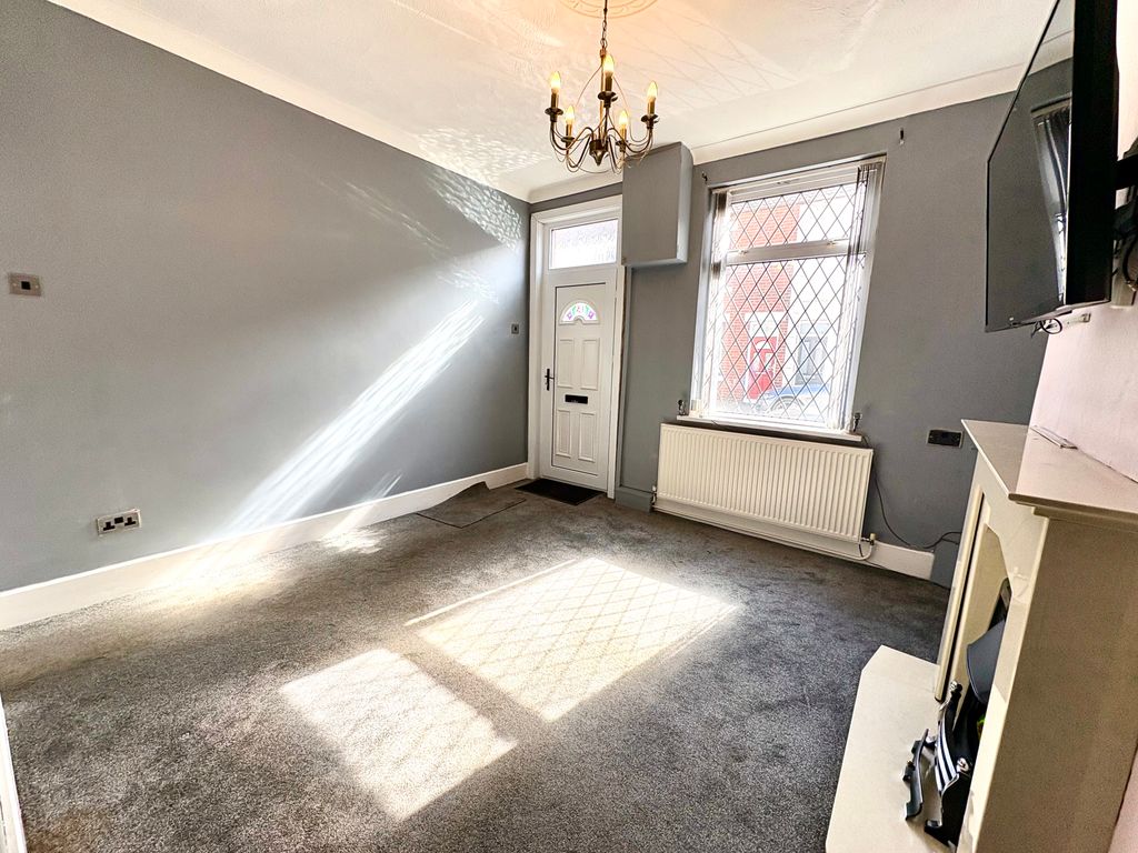 Property photo 3 of 16 Lounge