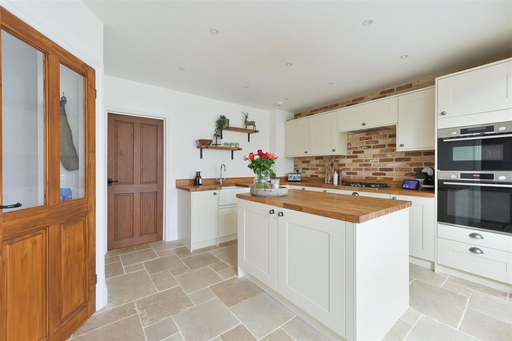 Property photo 3 of 28 Oatfield Road 23  (2).Jpg