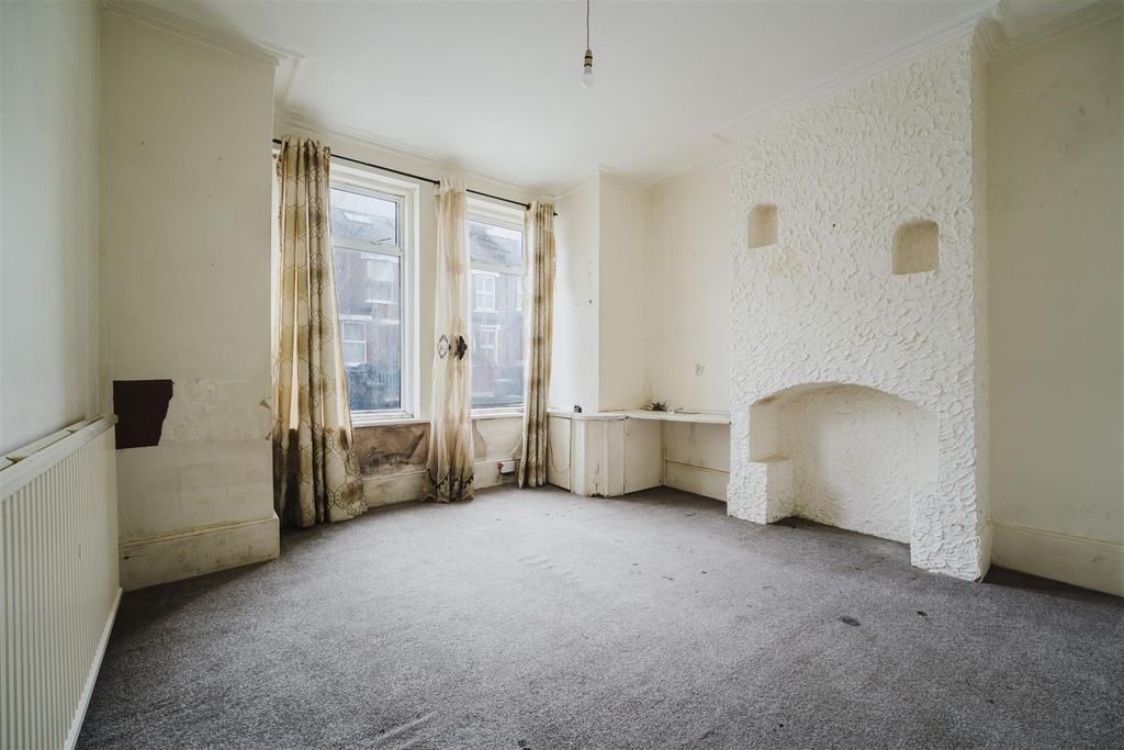 Property photo 2 of 12 170 Framfield Recp 1.Jpg