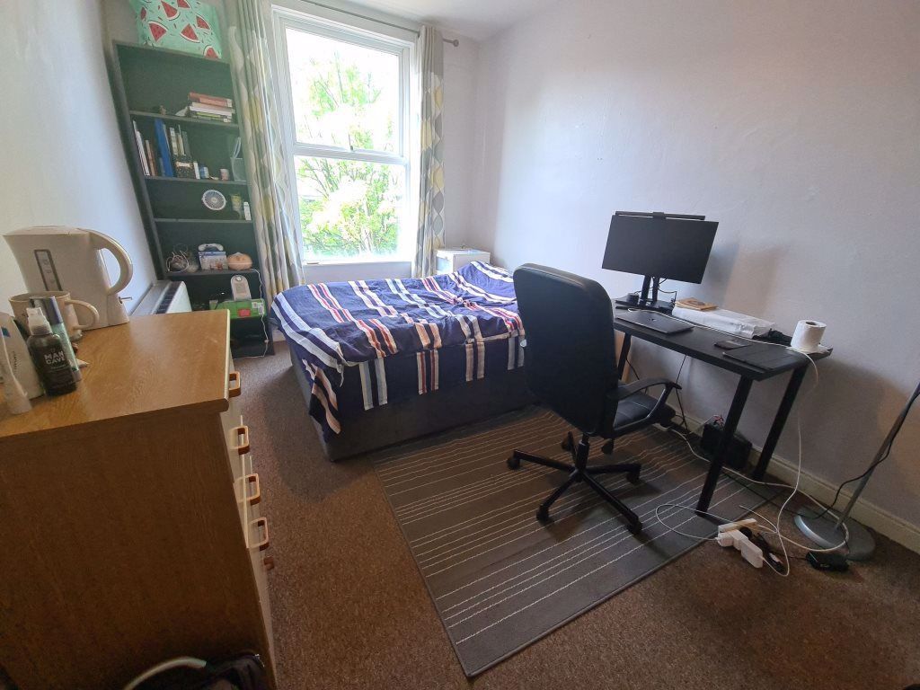 Property photo 2 of 5 Bright, Neatly Arranged Double Bedroom With A Doub...