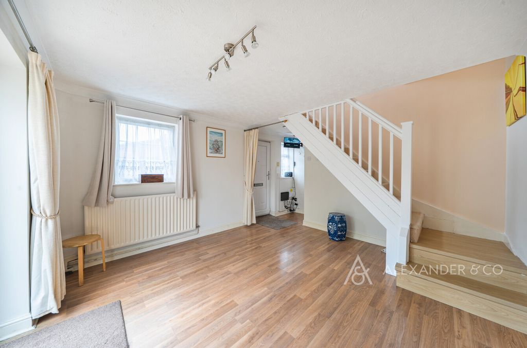 Property photo 2 of 14 00d5303c-5d55-46d...